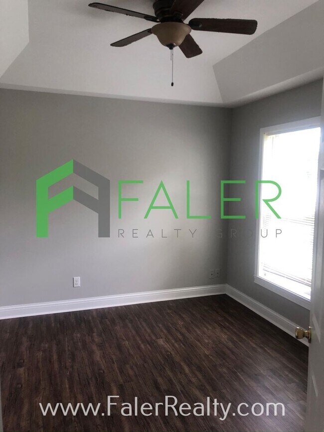 Building Photo - Show-stopping rental available - Lots of S...