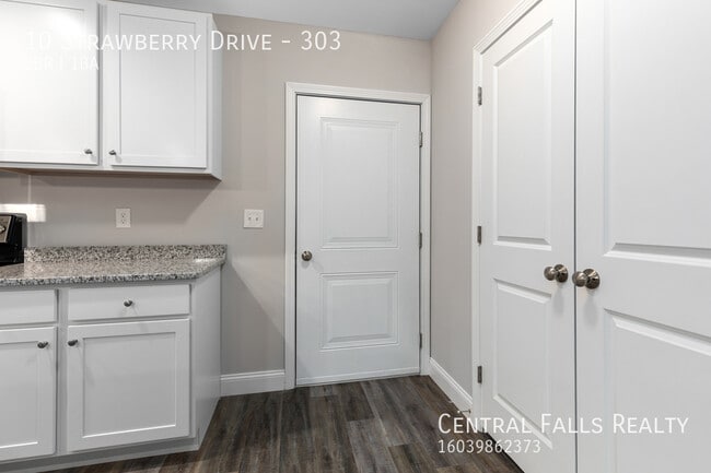 Building Photo - 10 Strawberry Dr