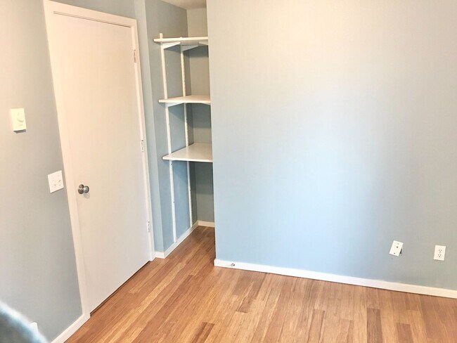 Building Photo - Gorgeous Queen Anne View Condo