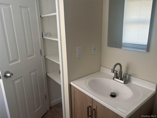 Building Photo - 215 E Lakewood St