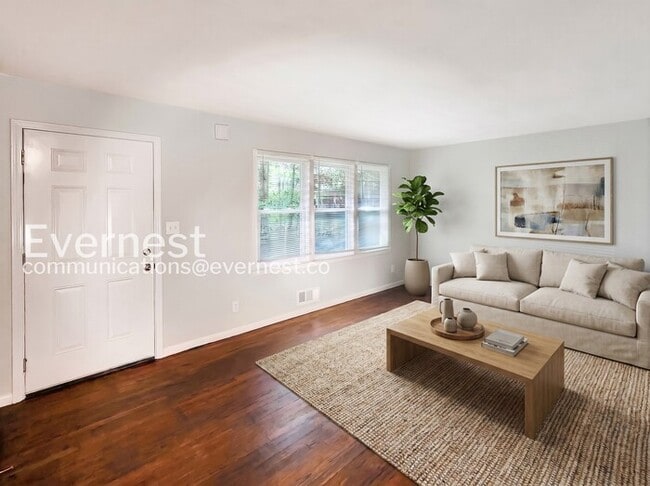 Building Photo - 3 Bed/2 Bath Home with Off-Street Parking / Pet-Friendly / Coming Soon!