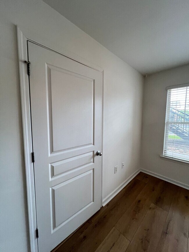 Building Photo - 16-1611 Summers