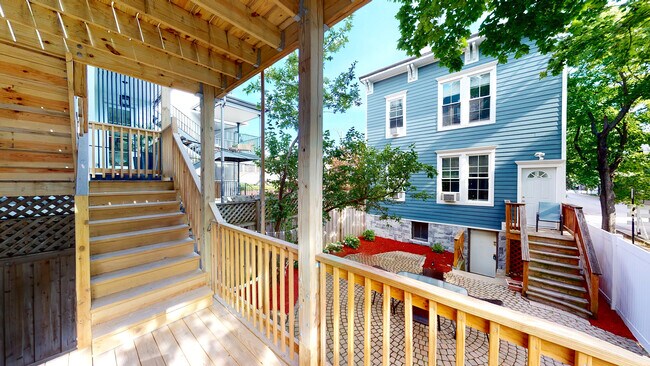Building Photo - 702 W Schubert Ave