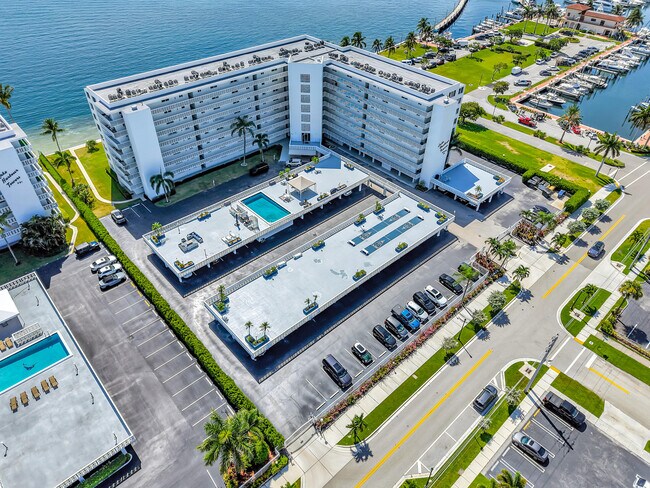 Building Photo - 301 Lake Shore Dr