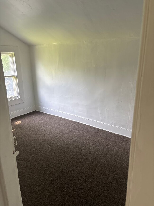Building Photo - SPACIOUS 4 BEDROOM HOME READY TO WELCOME YOU