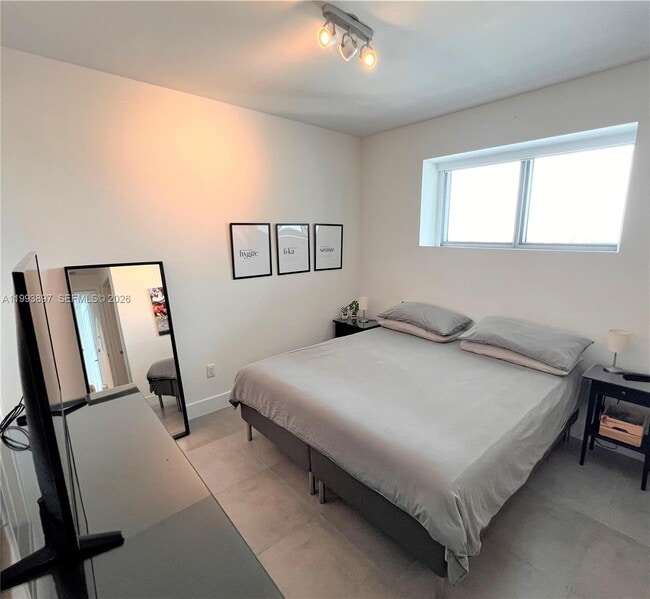 Building Photo - 2900 NE 7th Ave