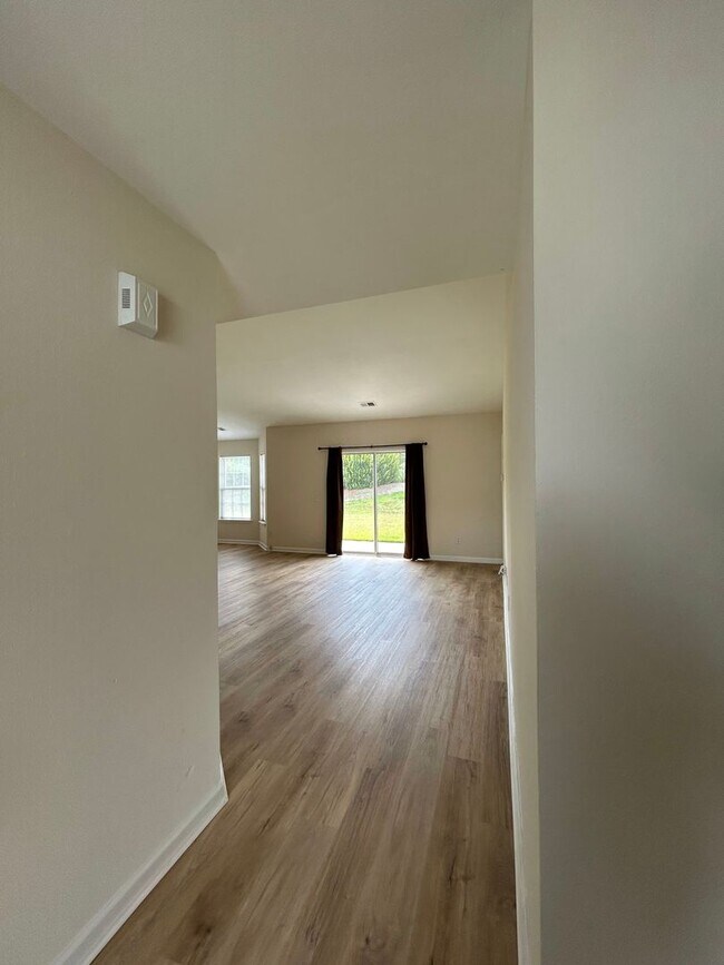Building Photo - Beautiful 3-Bedroom Home in a Highly Desirable Community