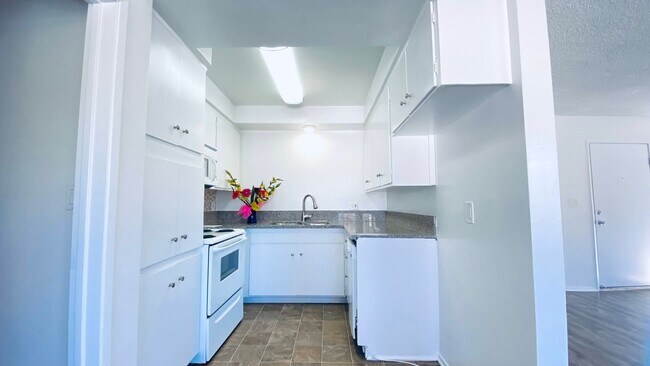 Interior Photo - 6640-6652 Darby Ave