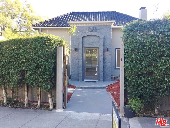 Building Photo - 8538 West Knoll Dr