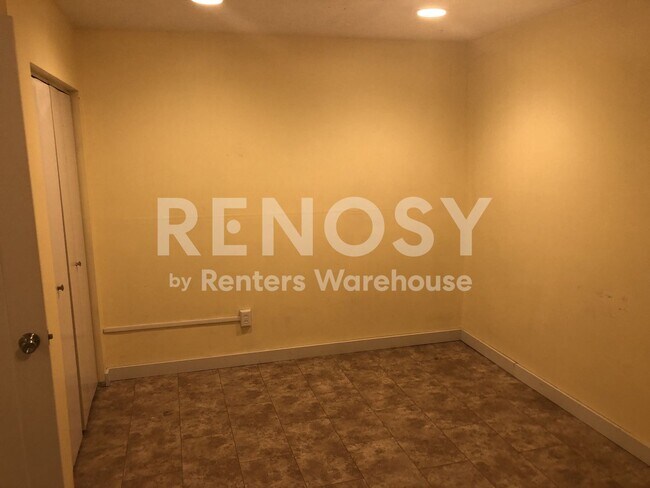Building Photo - Available July 1st - 1 Bed/1 Bath Triplex in Prior Lake