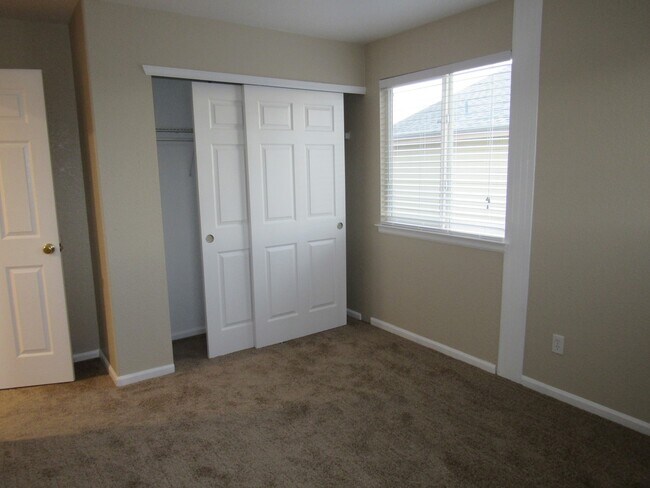 Building Photo - Spacious 4 bedroom plus loft in Brighton