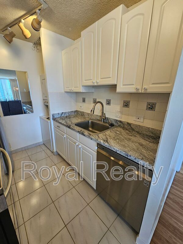 Building Photo - 1925 Kalakaua Ave