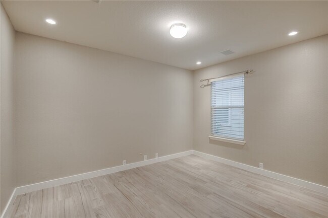 Building Photo - 2301 John Tee Dr