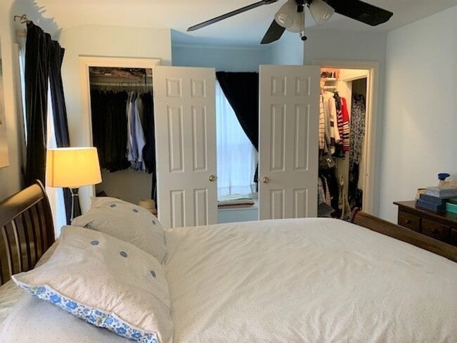 Building Photo - Beautiful 2 Bedroom 1 Bathroom End Unit, B...