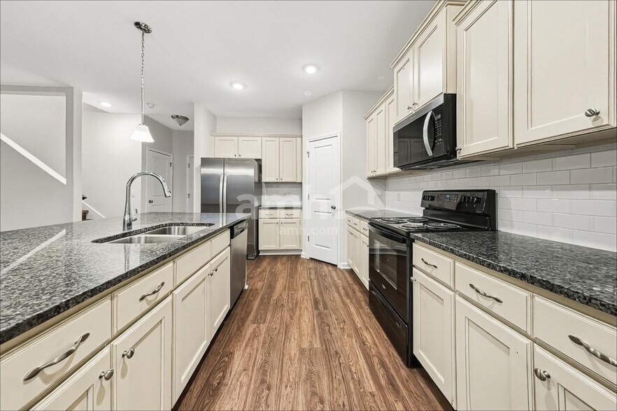 Building Photo - 319 Crabapple Cir