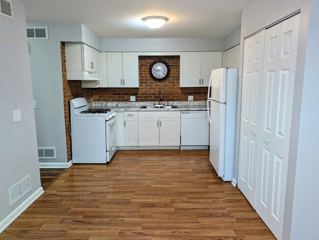 Building Photo - 1003 Manchester Ct