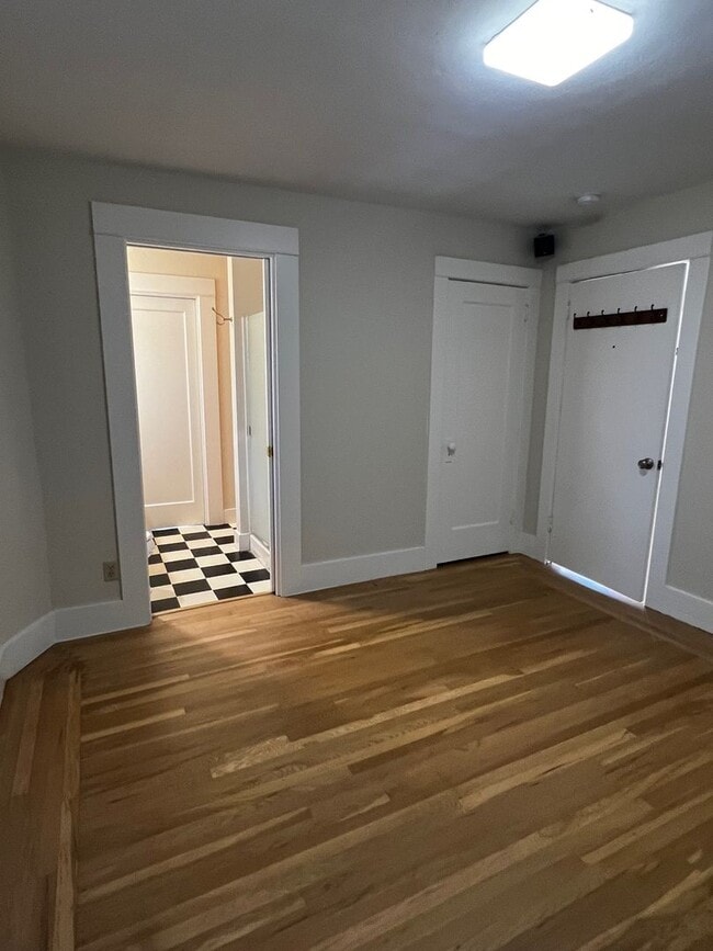 Building Photo - 2 Bedroom / 1 Bathroom Single Family Home ...