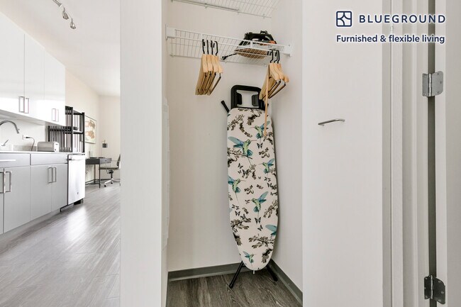 Building Photo - 2340 N California Ave