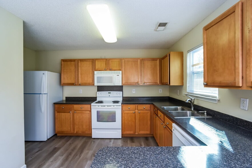 Building Photo - 5231 Fernhill Dr