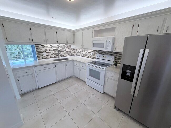 Building Photo - 1000 NE 14th Ave