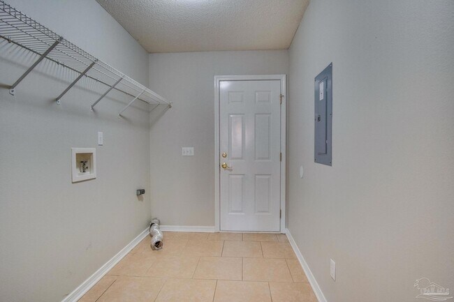 Building Photo - 5029 Lantana Dr