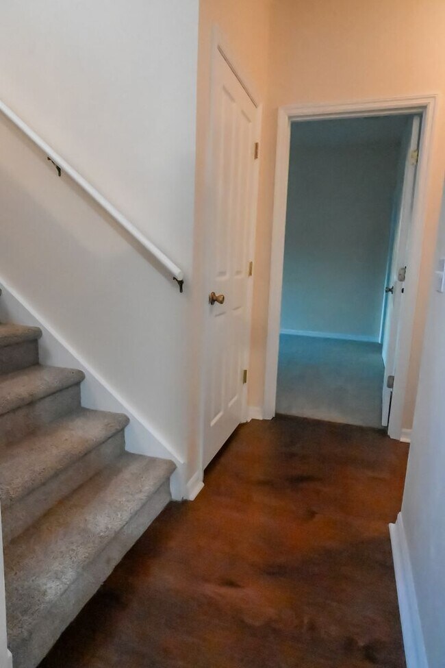 Building Photo - ~4/3~Monroe Circle~Woodwind Bay~Beautiful Town Home!