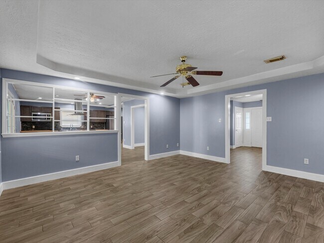 Building Photo - 3010 Glen Spring Dr