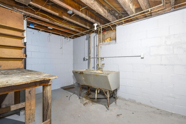 Building Photo - 16556 Ardmore St