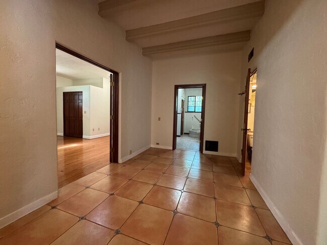 Building Photo - 3 Bed 2 Bath Home in Golfview