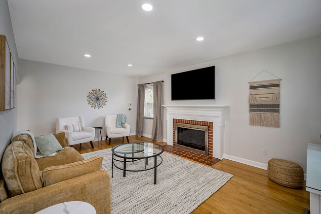 Building Photo - 1128 Exter Dr