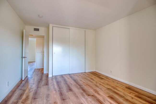 Building Photo - 250 Gloxina St