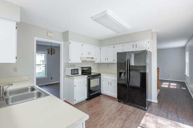 Building Photo - 8915 Castle Point Dr