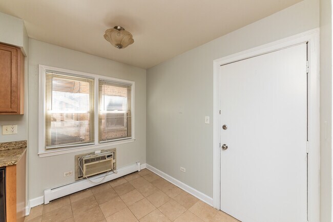 Building Photo - 4540 N Wolcott Ave