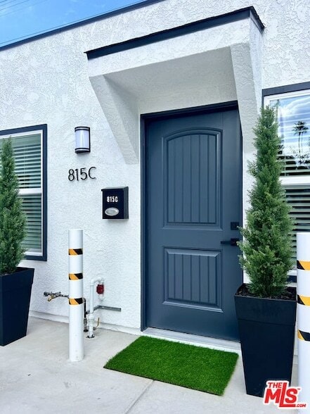 Building Photo - 815 W Glenoaks Blvd