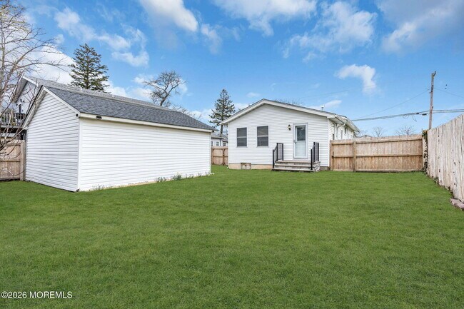 Building Photo - 1232 Pine Tree Way