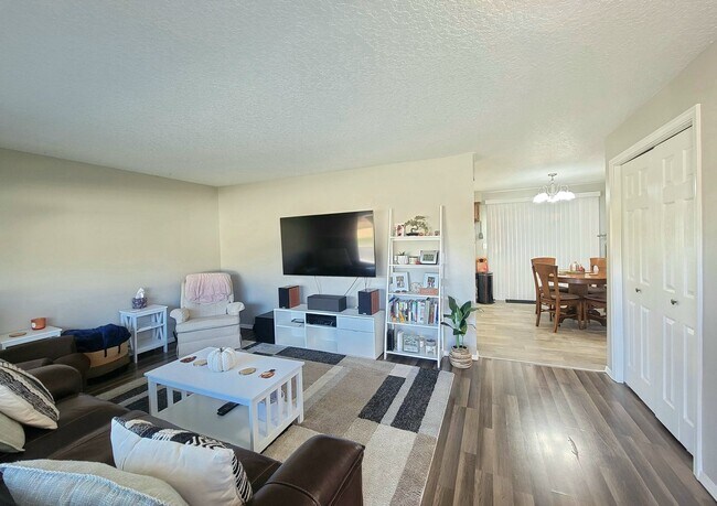 Building Photo - Duplex in Kennewick, WA