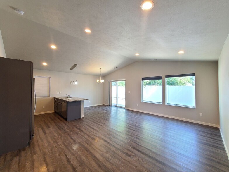 Building Photo - 3014 N Gillis Ct