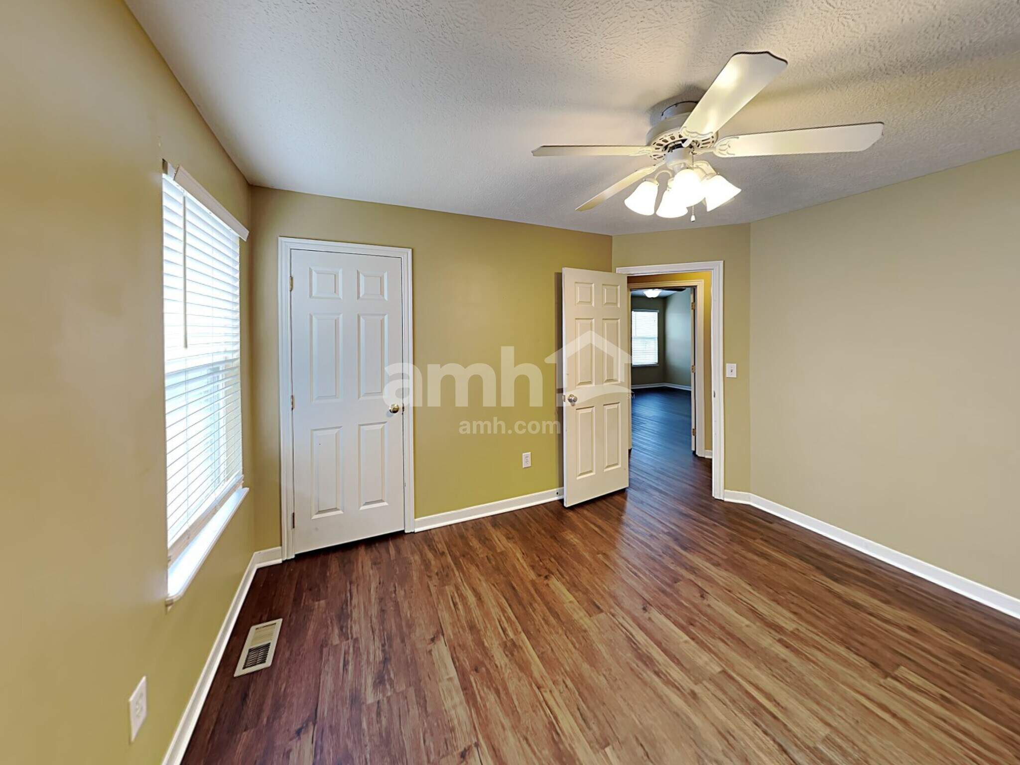 Building Photo - 203 Fox Glen Dr W