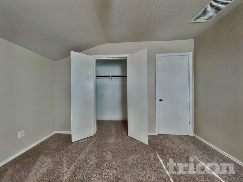 Building Photo - 5124 Saddle Clb Dr