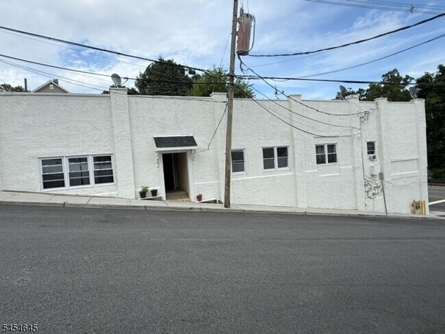 Building Photo - 118 Main St