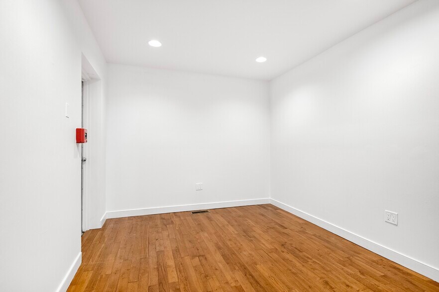 Building Photo - 532 S 15th St