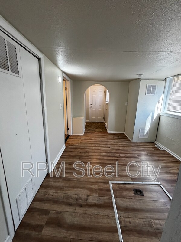 Building Photo - 927 E 1st St