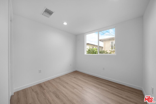 Building Photo - 1535-1534 N Kingsley Dr