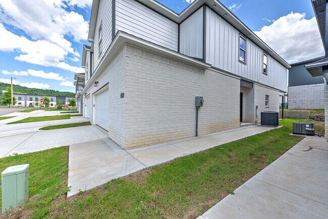 Building Photo - 1082 S Benchmark Ln