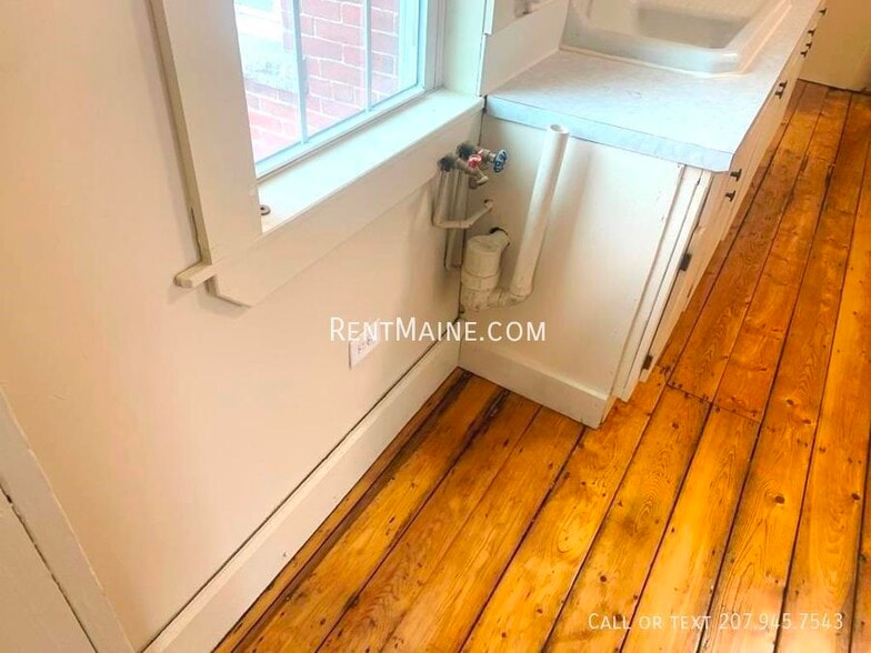 Building Photo - 3 Cushing St