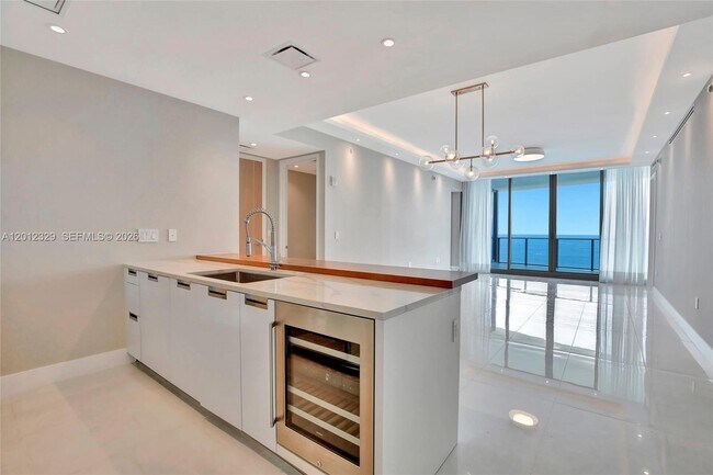 Building Photo - 15701 Collins Ave