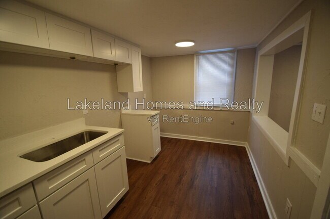 Building Photo - 906 Vistabula St