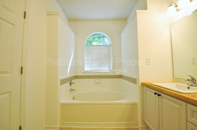 Building Photo - 1032 Whitshire Way