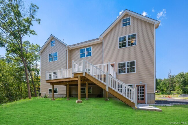 Building Photo - 2 Hallock Ct
