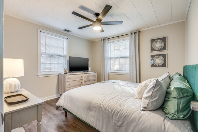 Building Photo - Evora